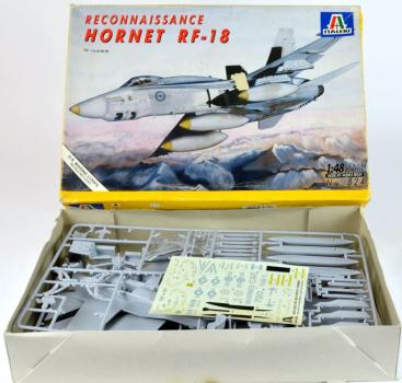Reconnaissance Hornet RF-18 1/48 model kit Italeri 824