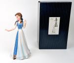 Preview: Belle in blauem Kleid Figur - Couture de Force Haut Couture Enesco 4055793, OVP
